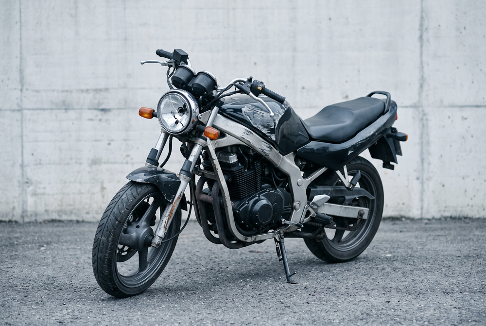 Motorrad mit Sturzschaden an Gabel und Lenker